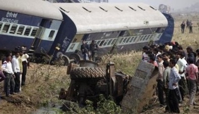 Xe bus lao thẳng vào tàu hỏa khiến 13 trẻ em thiệt mạng 